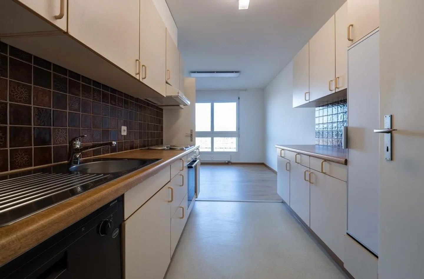 Posizione centrale a Muttenz - direttamente alla stazione ferroviaria - Foto 3 di 7