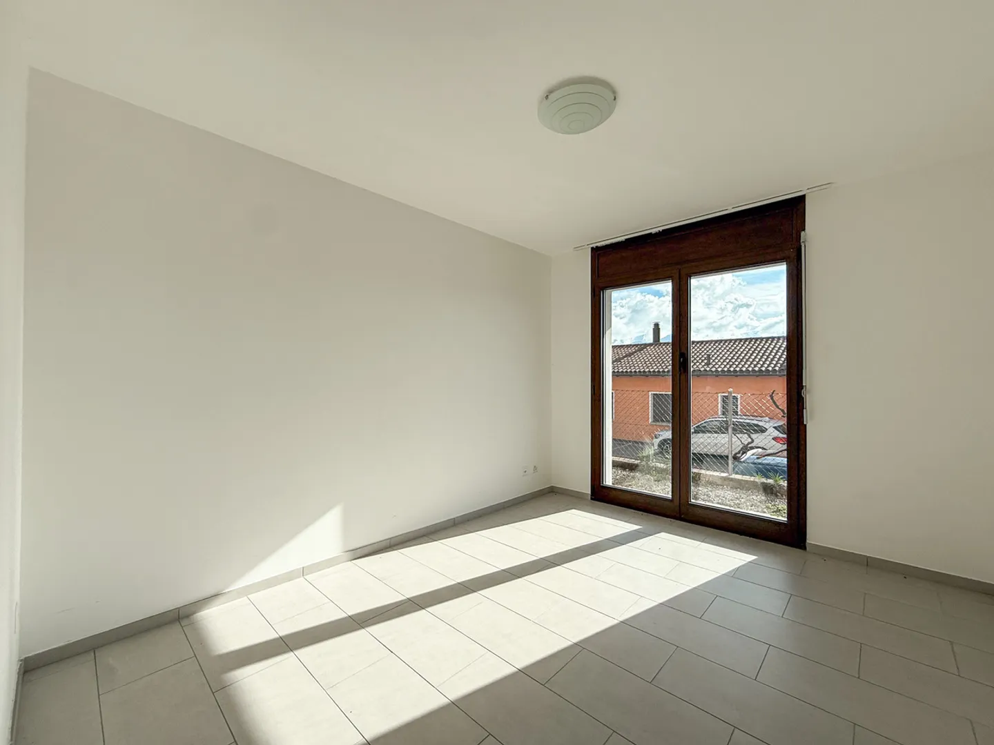 Modern 2.5 rooms with garden in Vernate - Photo 4 of 5