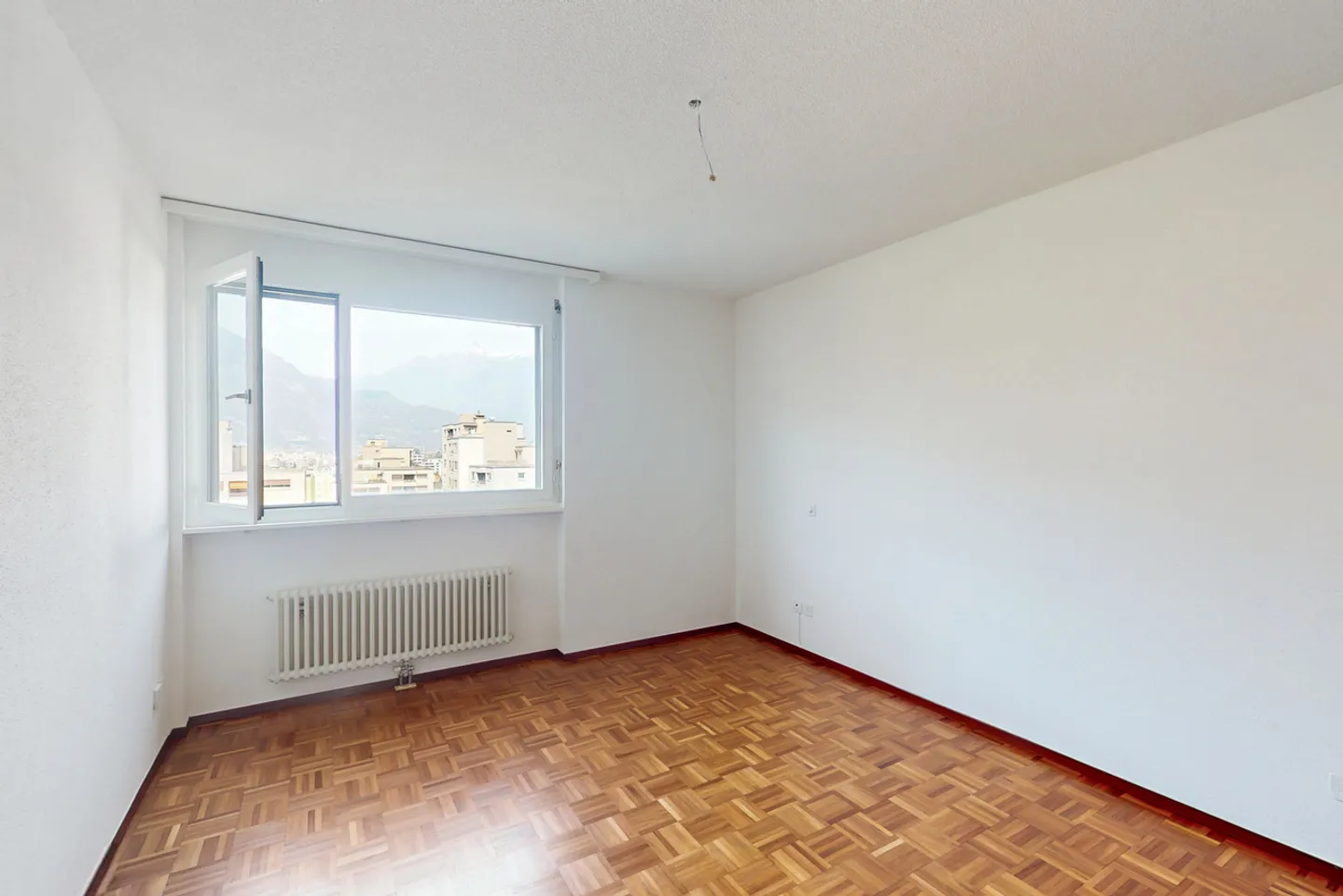 Ampio attico con camino e terrazza panoramica a Giubiasco - Foto 9 di 10