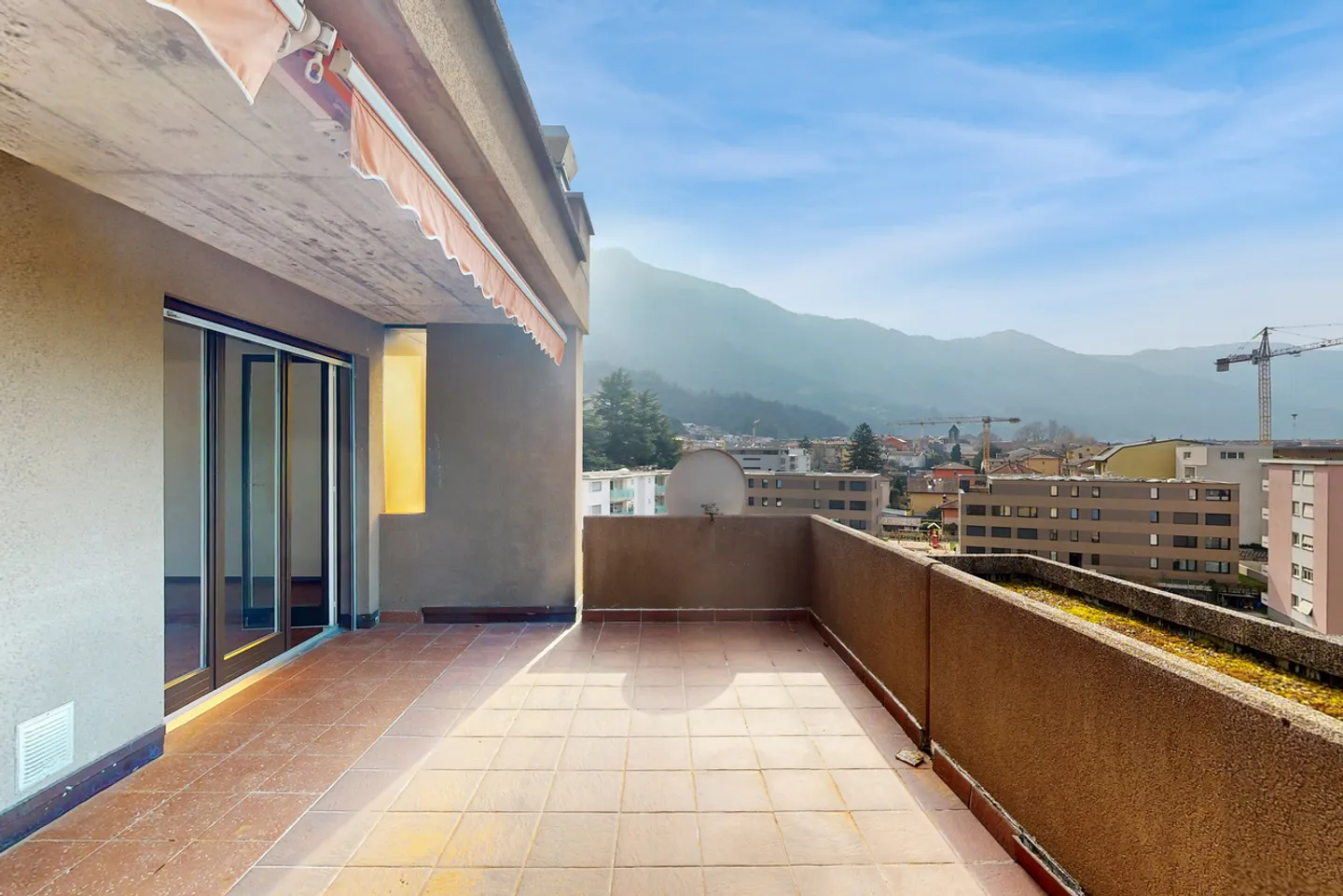 Ampio attico con camino e terrazza panoramica a Giubiasco - Foto 1 di 10