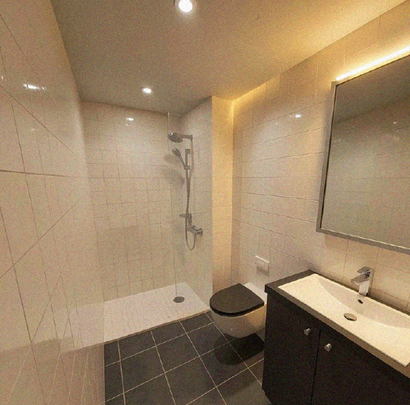 Charming Top-Floor Apartment - Photo 5 of 6