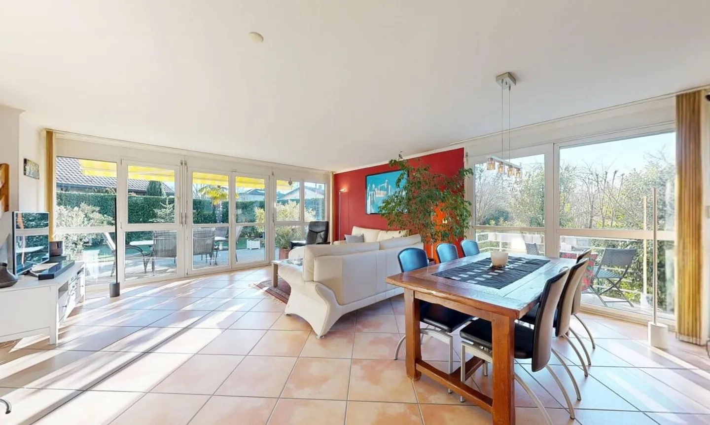 Beautiful family villa with tree-lined garden and private studio - Photo 1 of 11