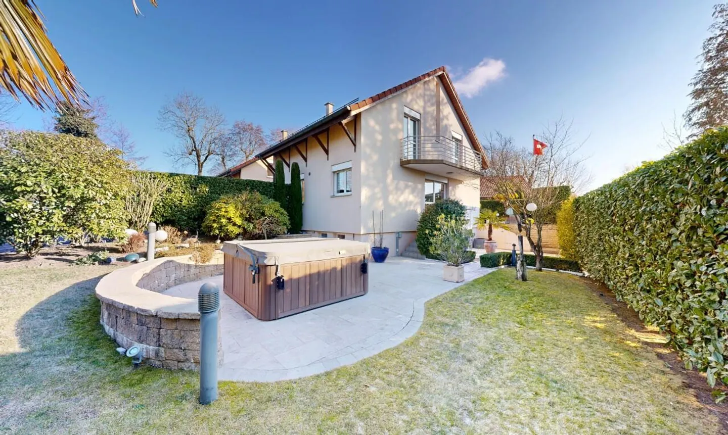 Beautiful family villa with tree-lined garden and private studio - Photo 2 of 11