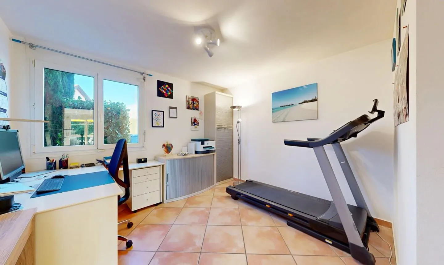 Beautiful family villa with tree-lined garden and private studio - Photo 3 of 11
