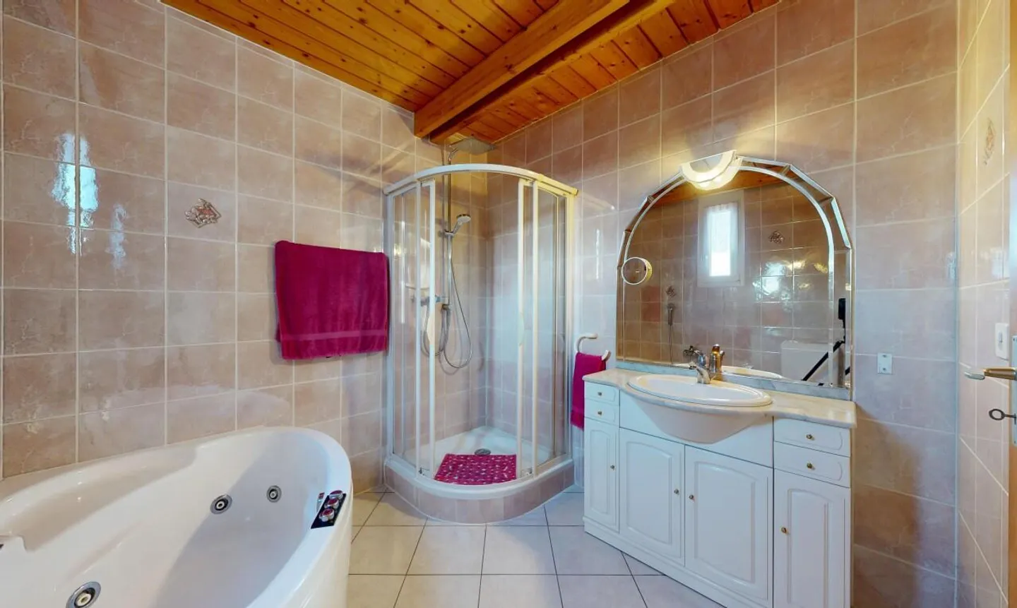 Beautiful family villa with tree-lined garden and private studio - Photo 7 of 11