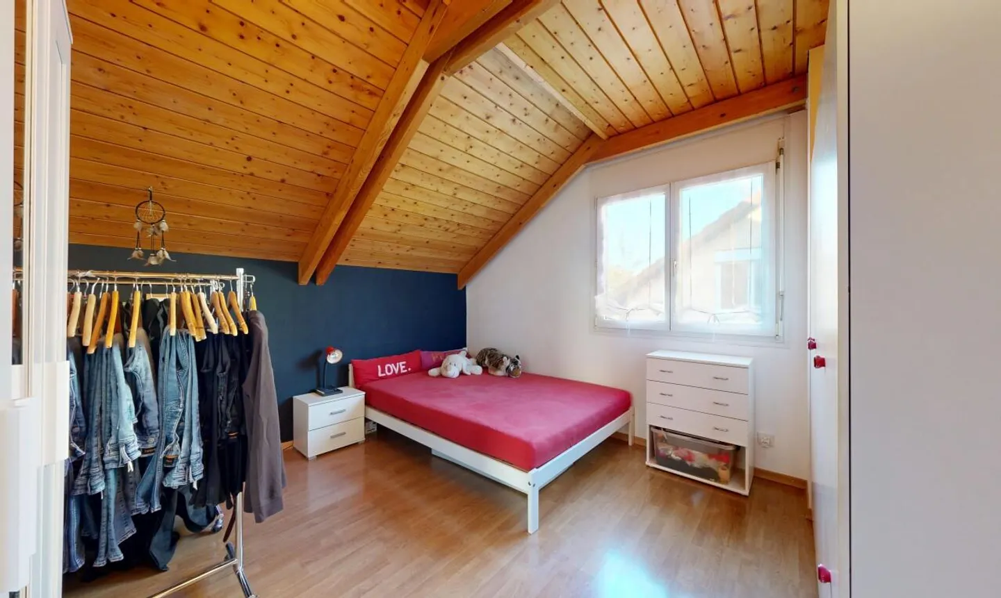 Beautiful family villa with tree-lined garden and private studio - Photo 8 of 11