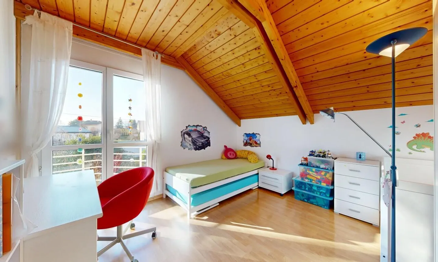 Beautiful family villa with tree-lined garden and private studio - Photo 9 of 11