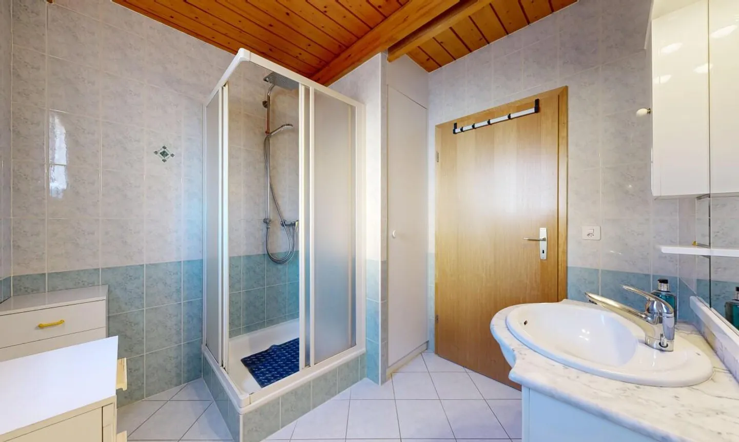 Beautiful family villa with tree-lined garden and private studio - Photo 10 of 11