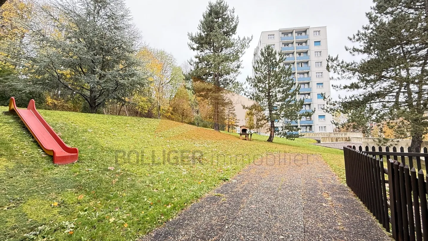 FOR SALE 4-ROOM APARTMENT WITH GARAGE BOX - Photo 2 of 13