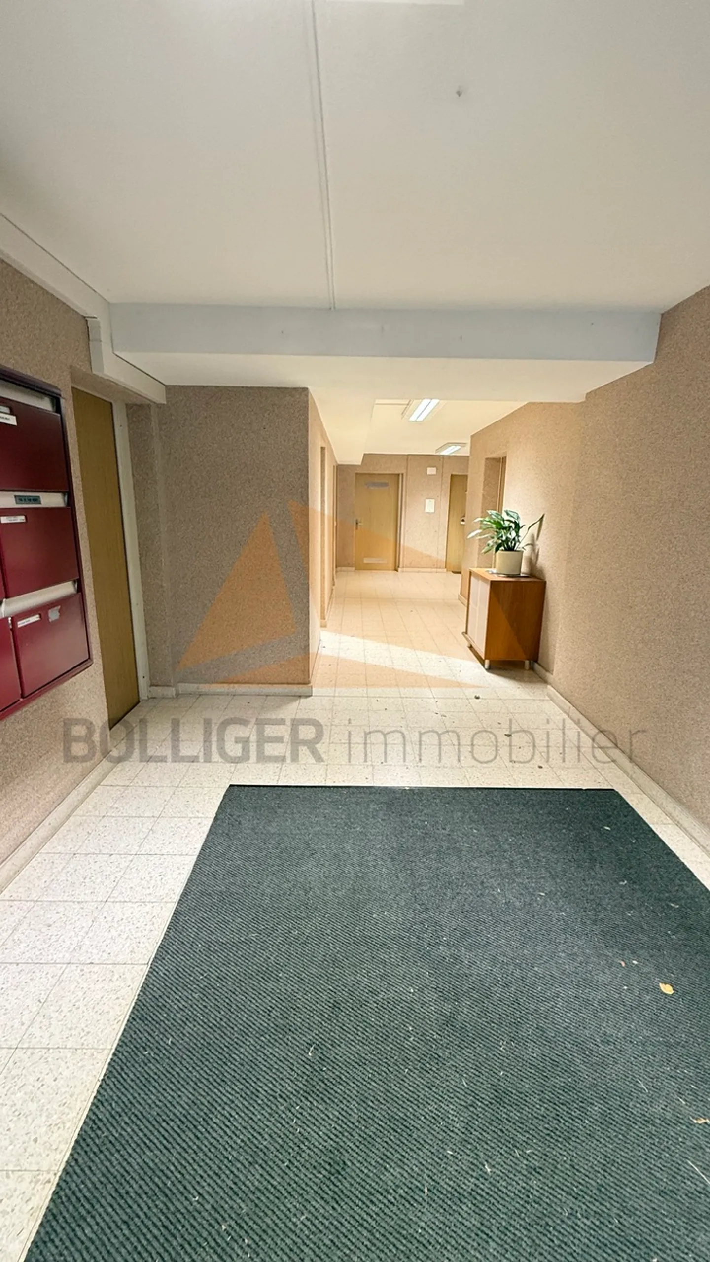 FOR SALE 4-ROOM APARTMENT WITH GARAGE BOX - Photo 4 of 13