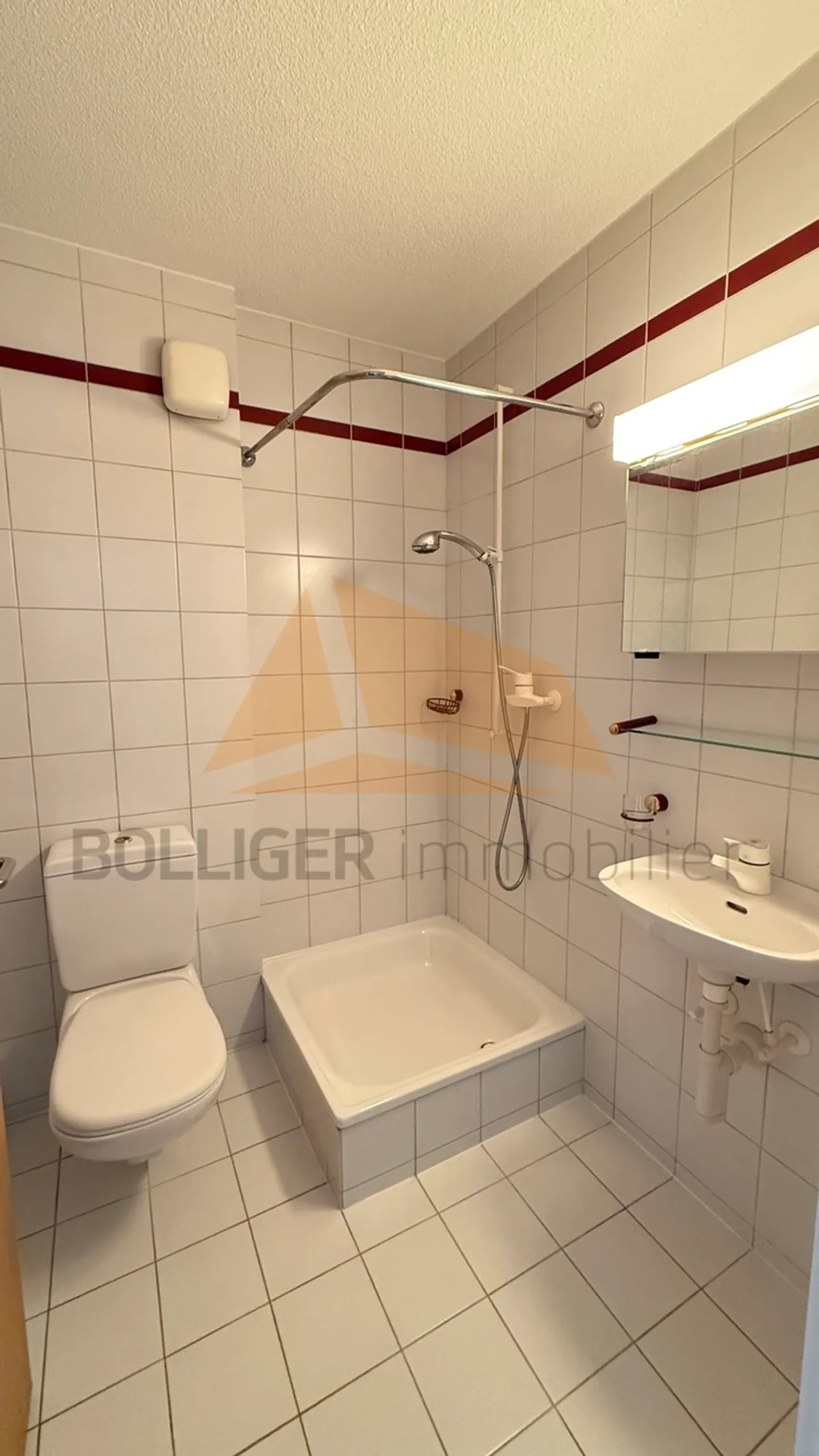 FOR SALE 4-ROOM APARTMENT WITH GARAGE BOX - Photo 11 of 13