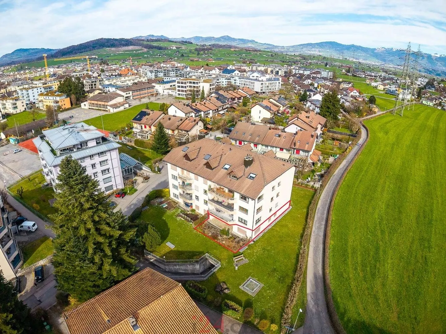 5.5 Zi-Erdgeschosswohnung an ruhiger Lage mit Terrasse und Balkon - Photo 2 of 13