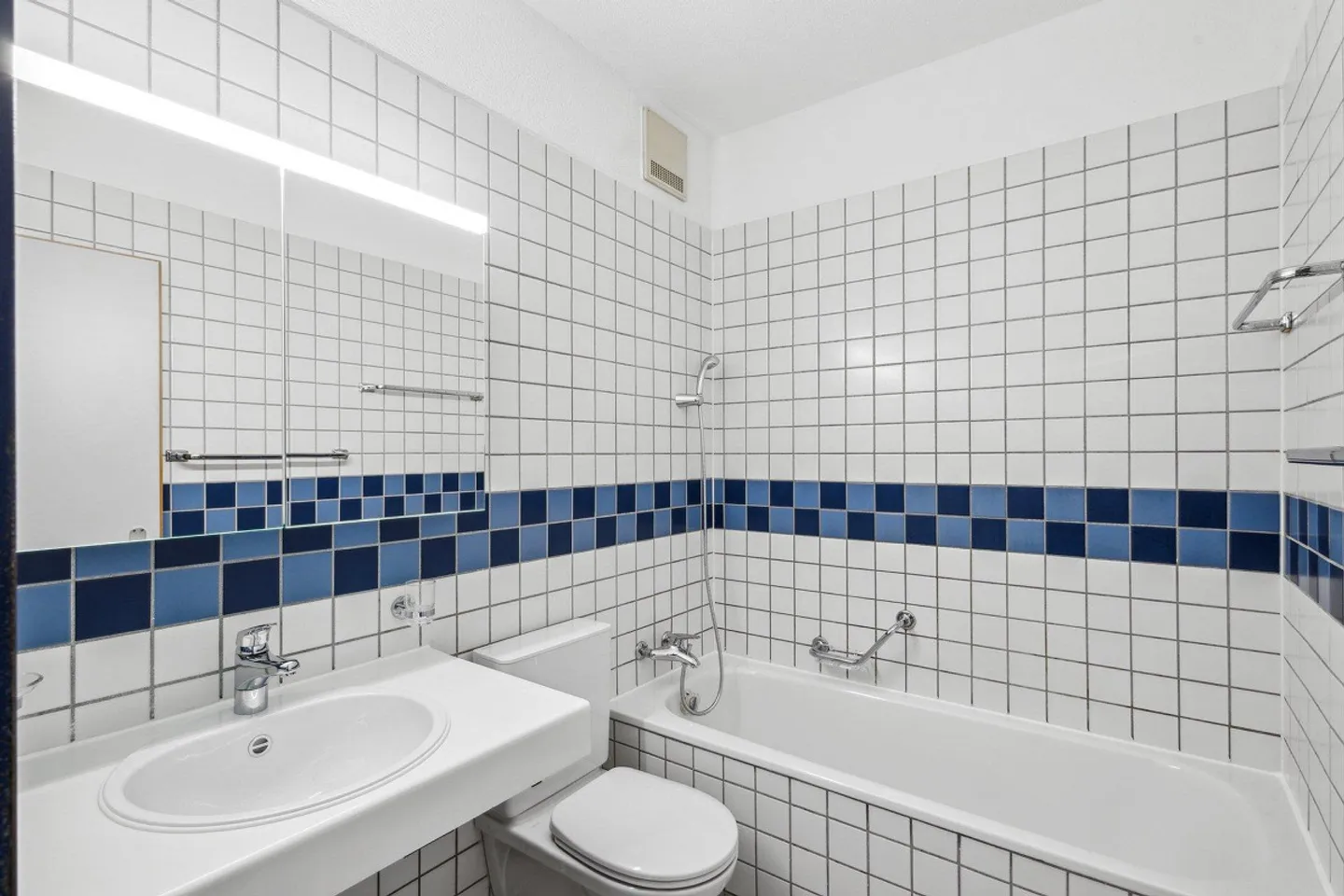 Charming Apartment in Quiet Area - Photo 5 of 10