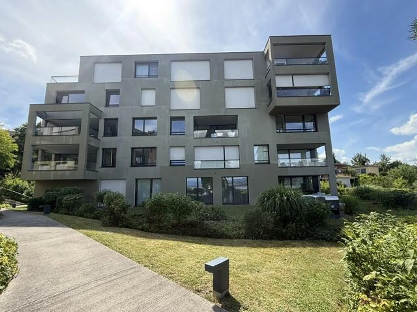 APPARTAMENTO MODERNO 3.5 STANZE CON TERRAZZA E VISTA SUL LAGO A WÄDENSWIL - Foto 2 di 17