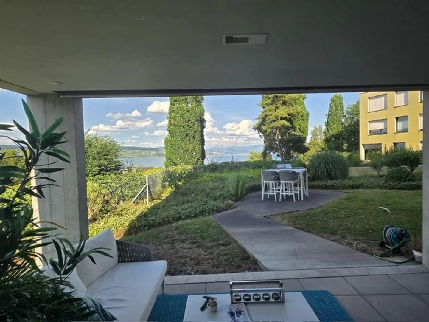 APPARTAMENTO MODERNO 3.5 STANZE CON TERRAZZA E VISTA SUL LAGO A WÄDENSWIL - Foto 3 di 17