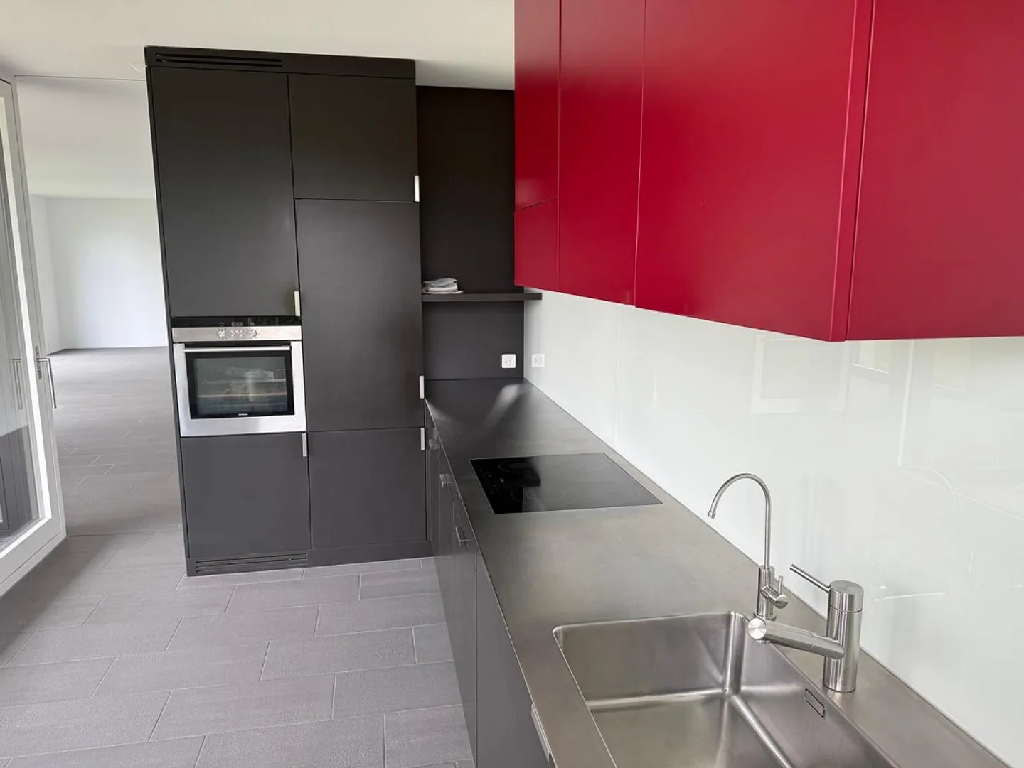 APPARTAMENTO MODERNO 3.5 STANZE CON TERRAZZA E VISTA SUL LAGO A WÄDENSWIL - Foto 5 di 17