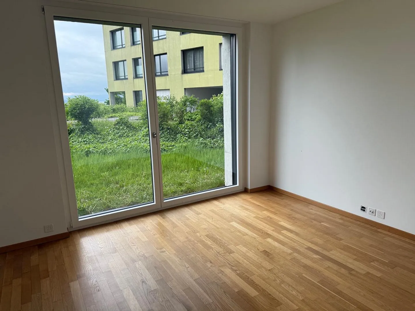 APPARTAMENTO MODERNO 3.5 STANZE CON TERRAZZA E VISTA SUL LAGO A WÄDENSWIL - Foto 7 di 17