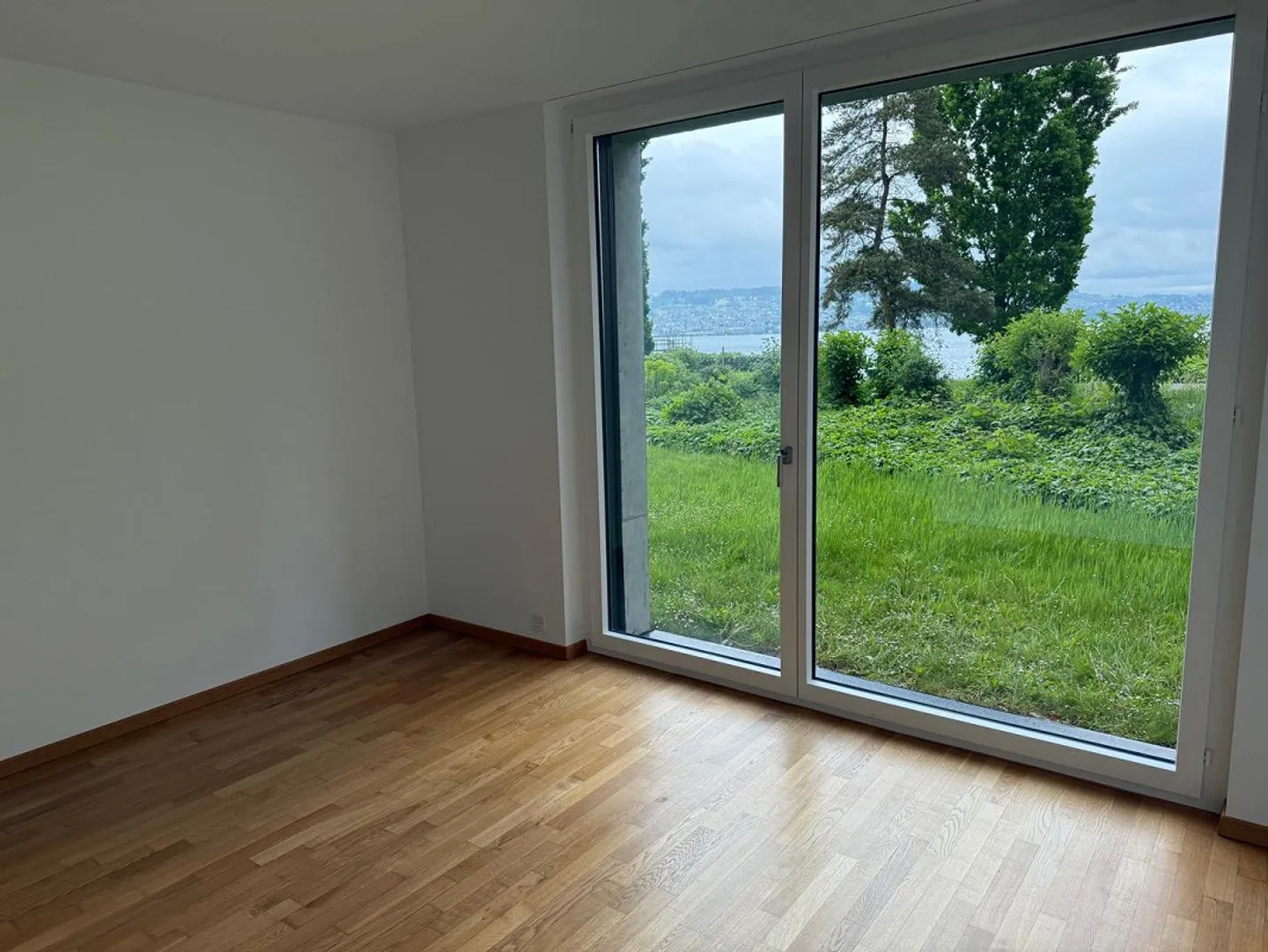 APPARTAMENTO MODERNO 3.5 STANZE CON TERRAZZA E VISTA SUL LAGO A WÄDENSWIL - Foto 8 di 17