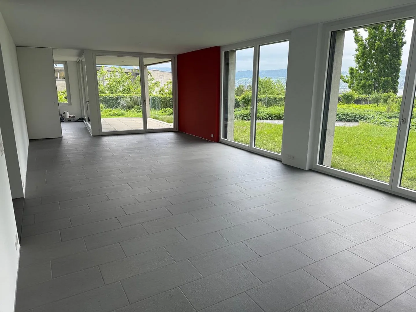 APPARTAMENTO MODERNO 3.5 STANZE CON TERRAZZA E VISTA SUL LAGO A WÄDENSWIL - Foto 6 di 17