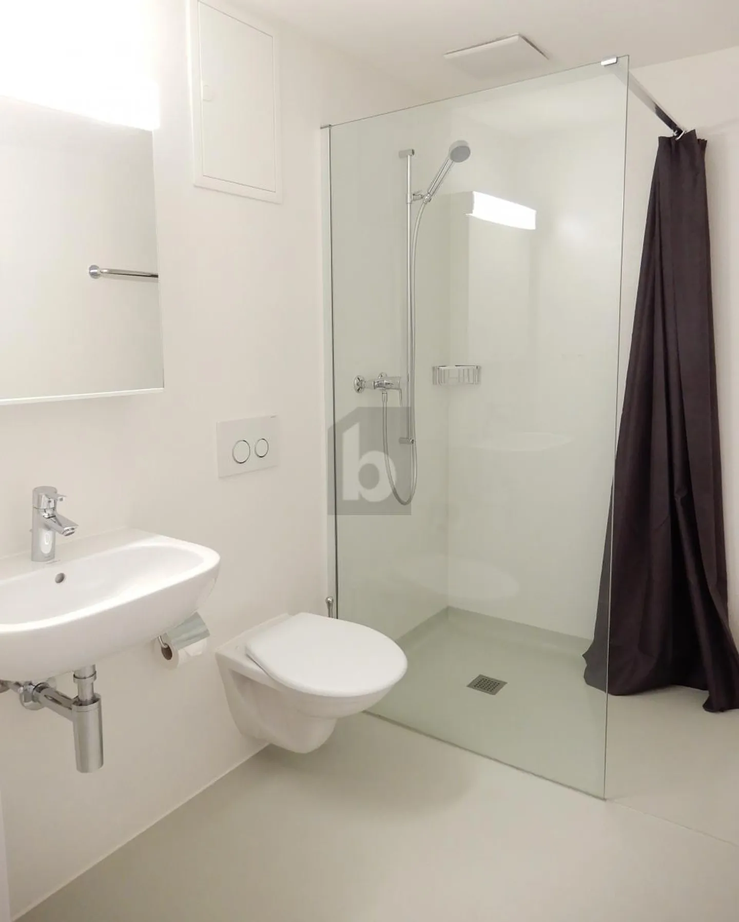 CENTRAL, WITH LARGE SHOWER - Photo 4 of 6