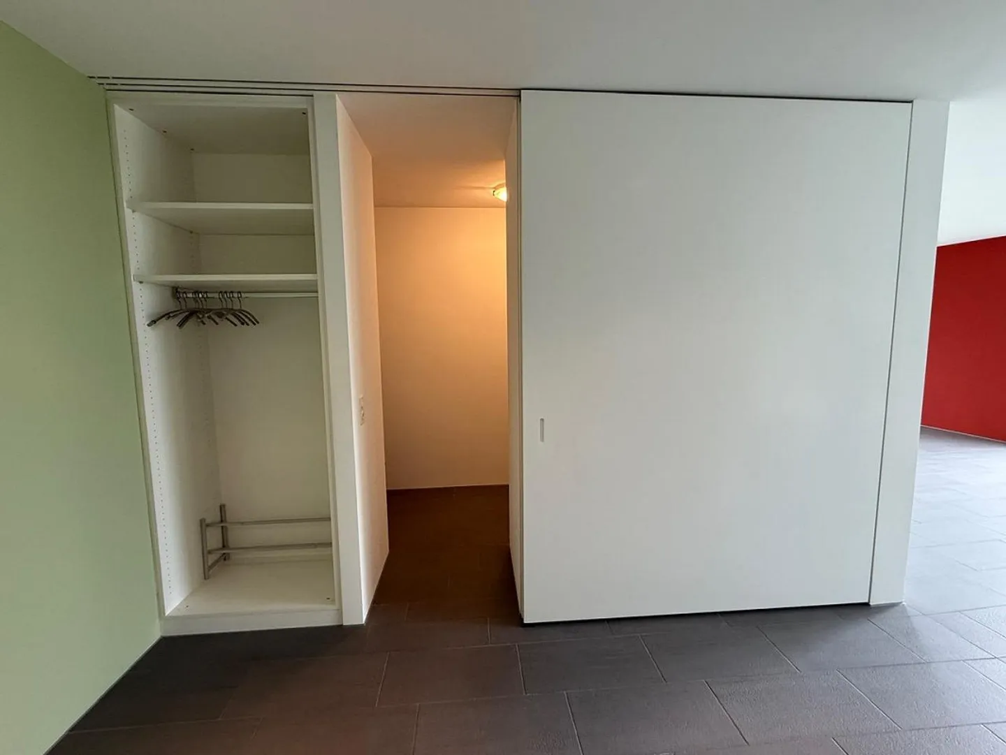 APPARTAMENTO MODERNO 3.5 STANZE CON TERRAZZA E VISTA SUL LAGO A WÄDENSWIL - Foto 11 di 17