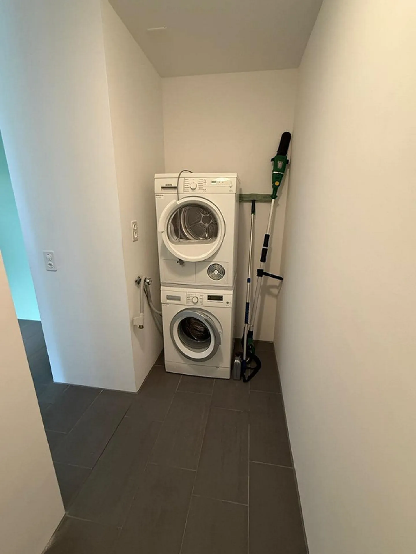 APPARTAMENTO MODERNO 3.5 STANZE CON TERRAZZA E VISTA SUL LAGO A WÄDENSWIL - Foto 13 di 17