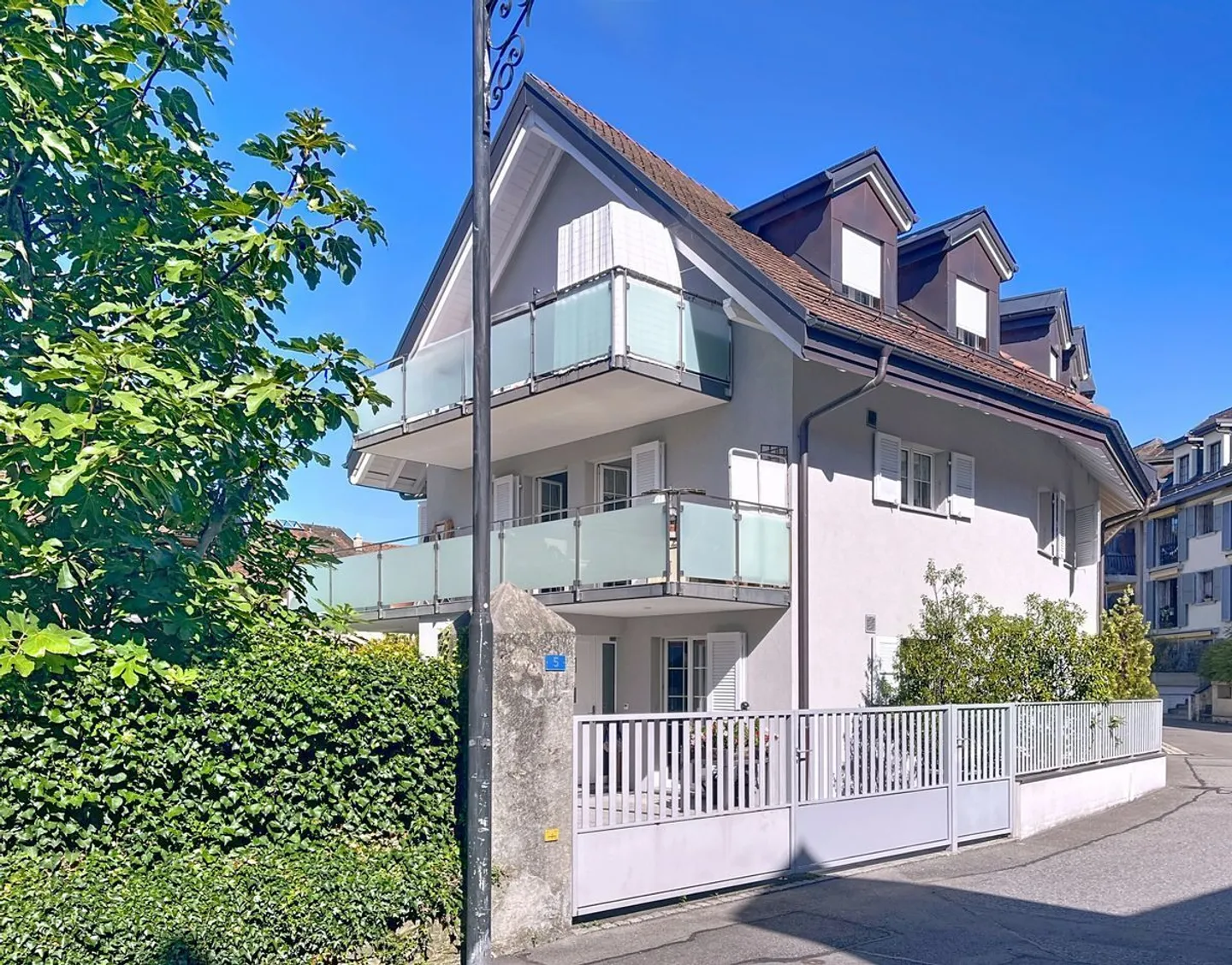 Herz von Villeneuve: Gebäude mit 3 Wohnungen + Bauparzelle - Foto 1 von 6