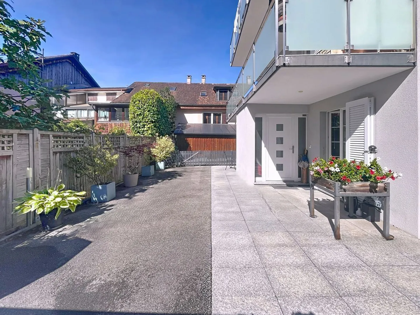 Herz von Villeneuve: Gebäude mit 3 Wohnungen + Bauparzelle - Foto 3 von 6