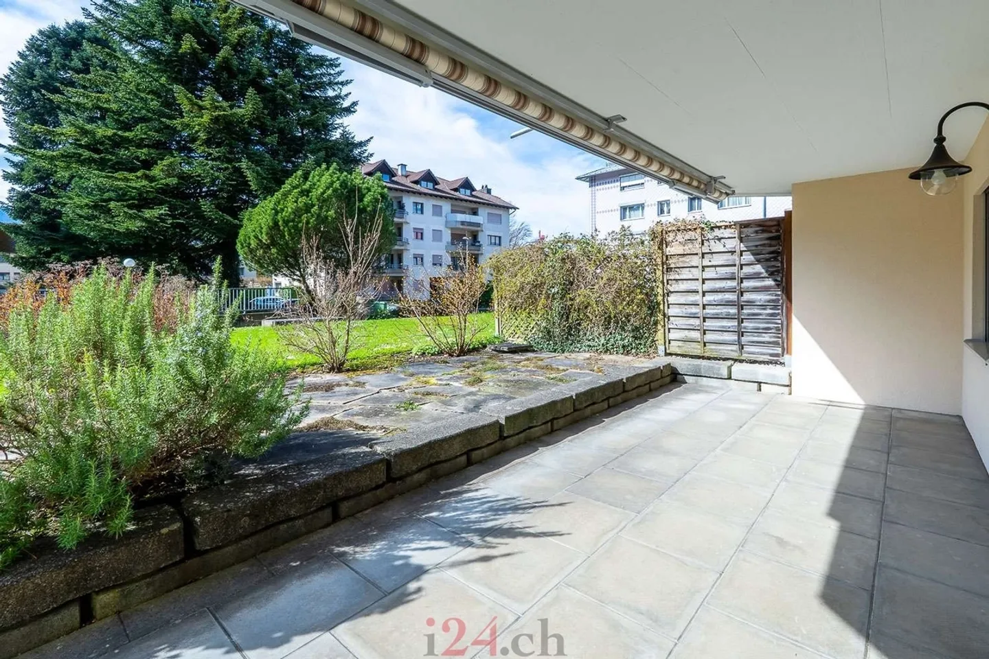 5.5 Zi-Erdgeschosswohnung an ruhiger Lage mit Terrasse und Balkon - Photo 5 of 13