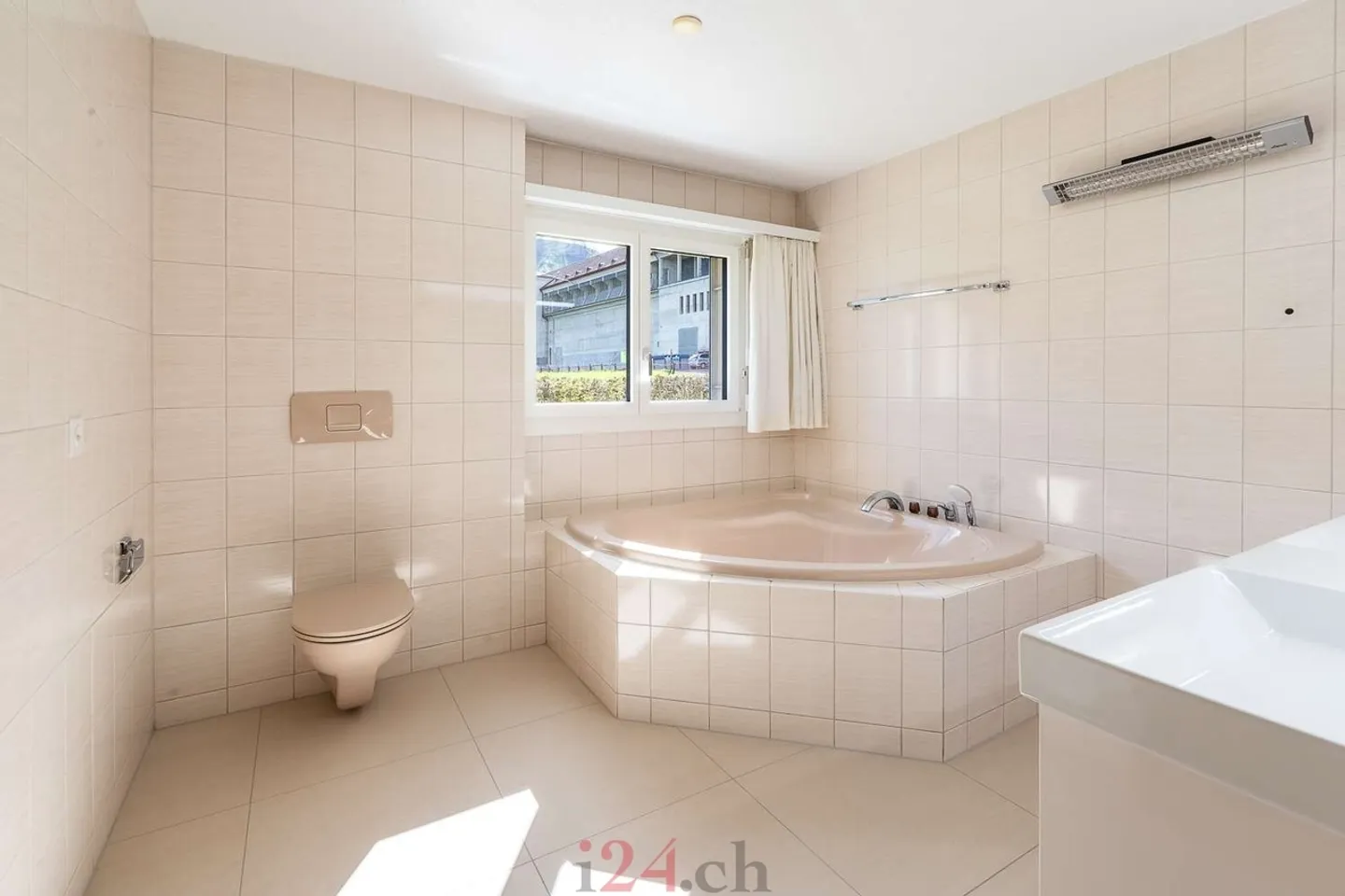 5.5 Zi-Erdgeschosswohnung an ruhiger Lage mit Terrasse und Balkon - Photo 11 of 13