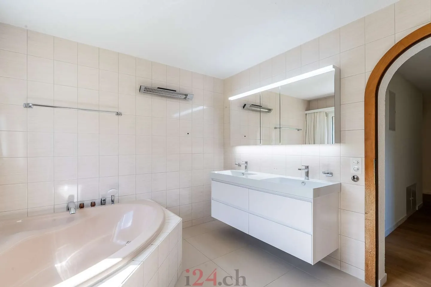 5.5 Zi-Erdgeschosswohnung an ruhiger Lage mit Terrasse und Balkon - Photo 12 of 13