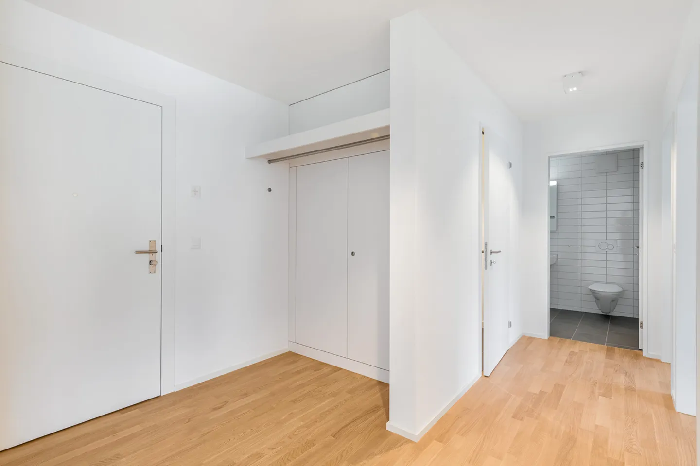 Spacious and modern apartment is looking for you! - Photo 2 of 8