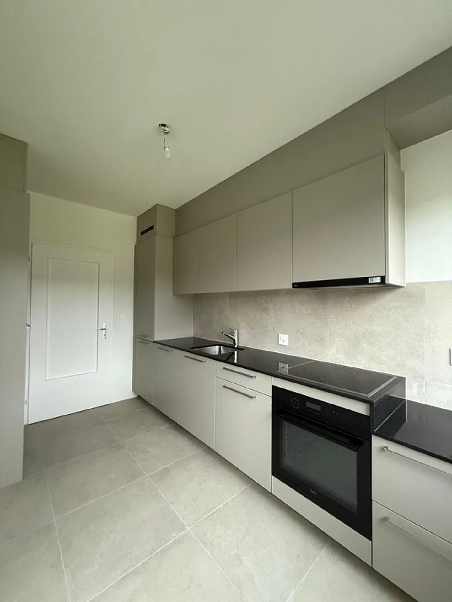 Bright renovated 4-room apartment on the 7th floor / Rent campaign - Photo 1 of 12