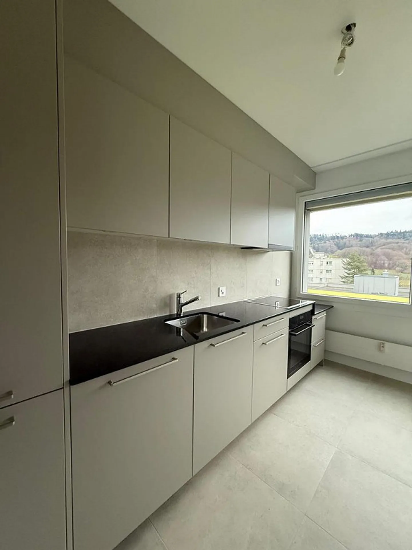 Bright renovated 4-room apartment on the 7th floor / Rent campaign - Photo 2 of 12