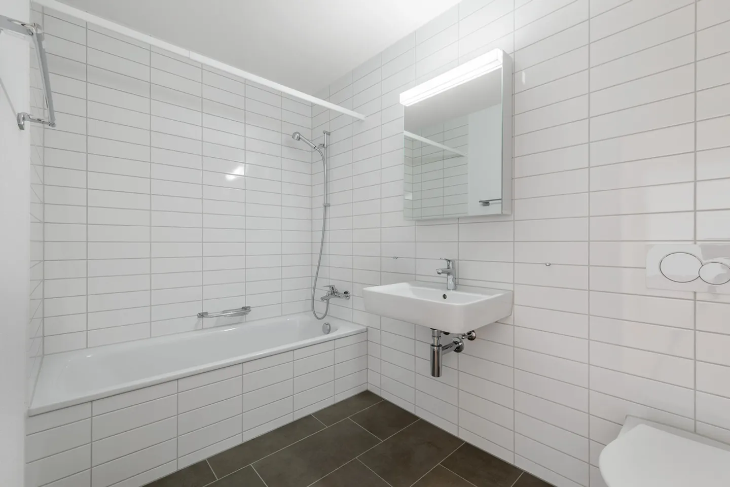 Spacious and modern apartment is looking for you! - Photo 8 of 8