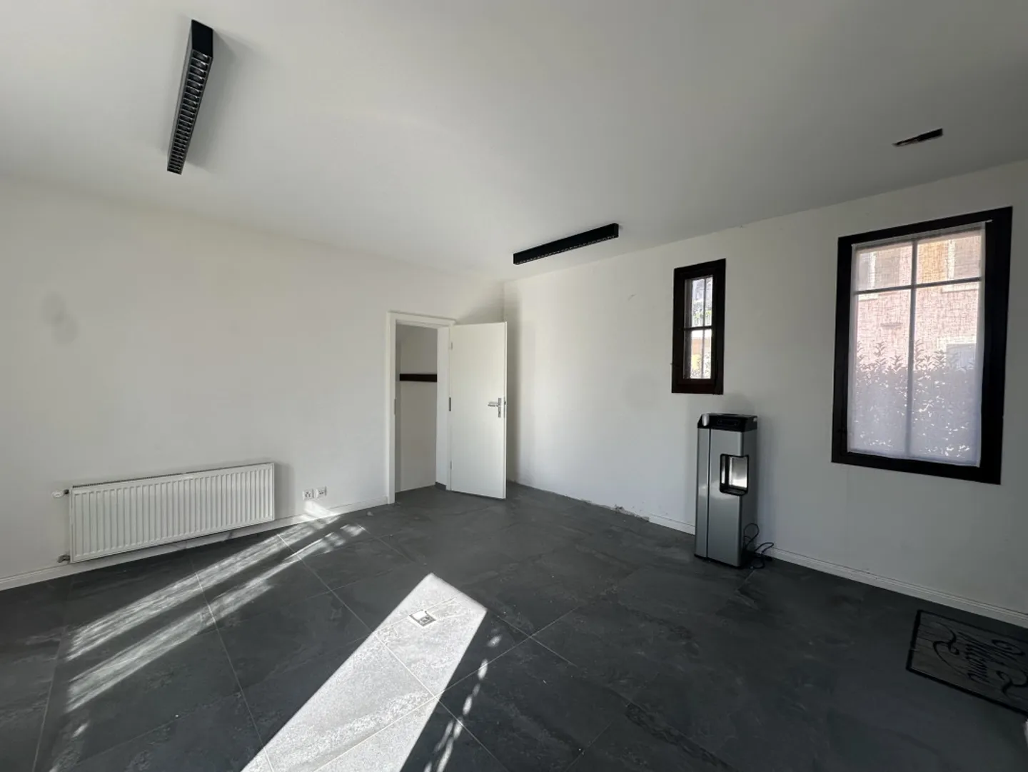 Exclusively in Rolle - Individual villa with large garden, close to the train station - Photo 2 of 10