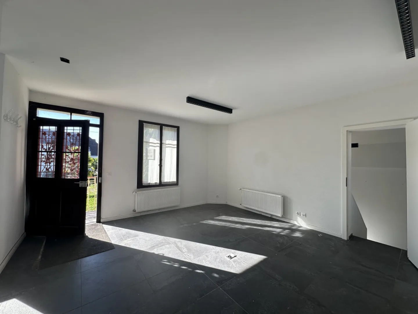 Exclusively in Rolle - Individual villa with large garden, close to the train station - Photo 5 of 10