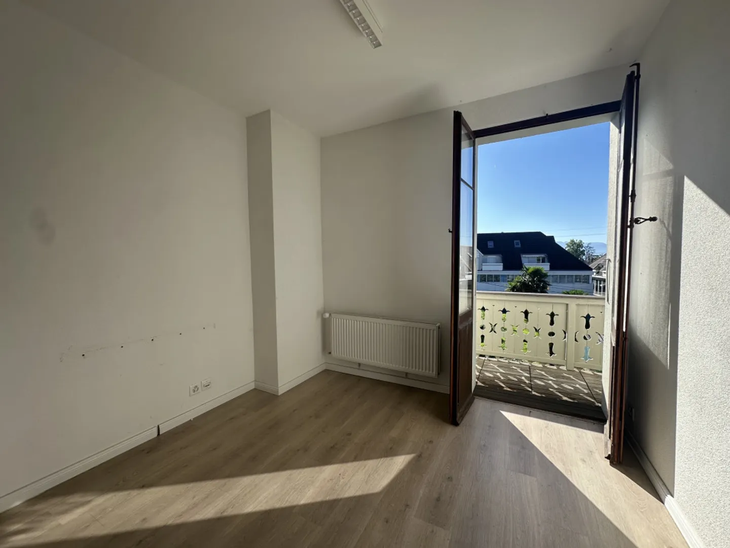 Exclusively in Rolle - Individual villa with large garden, close to the train station - Photo 7 of 10