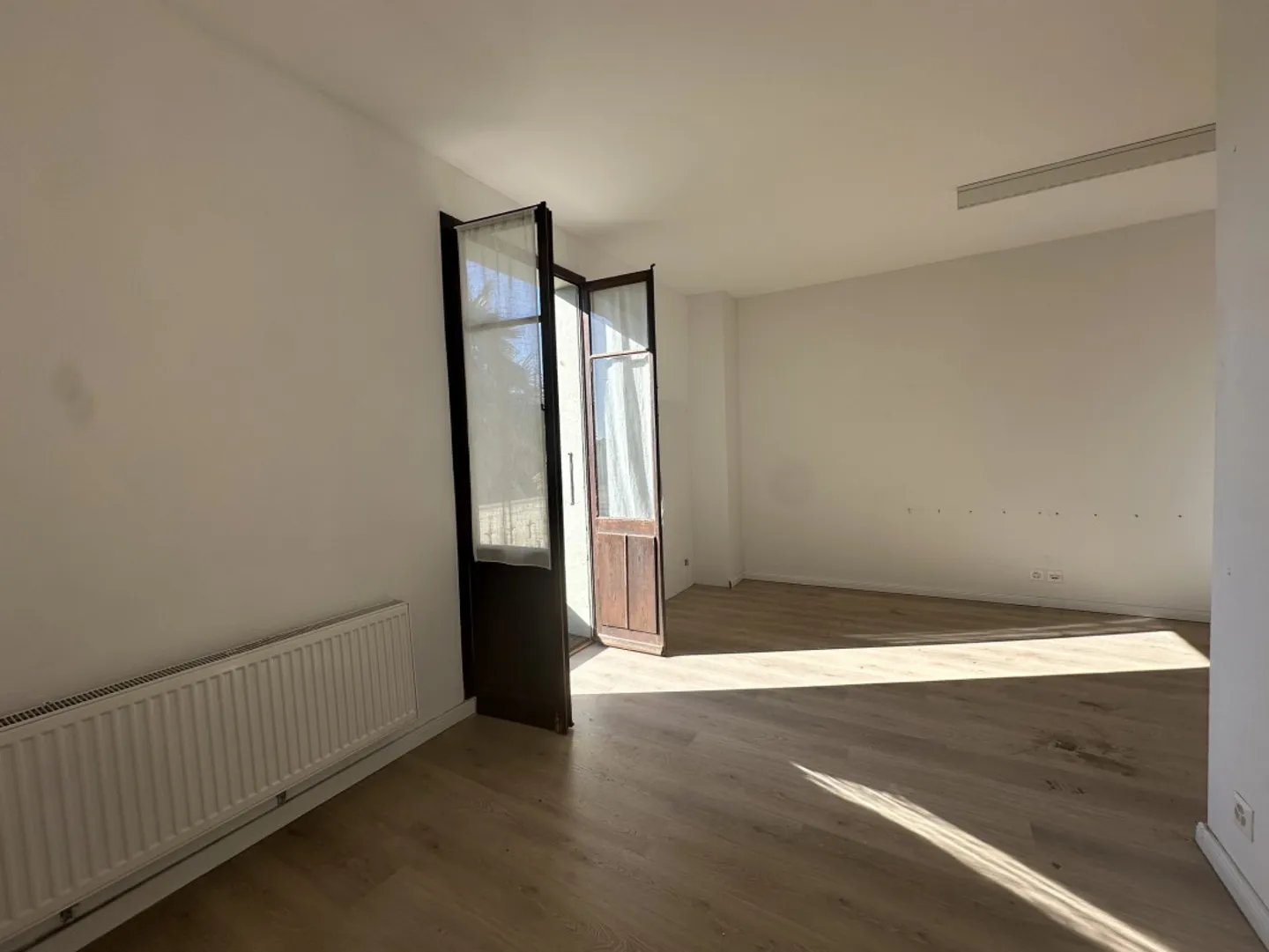 Exclusively in Rolle - Individual villa with large garden, close to the train station - Photo 8 of 10