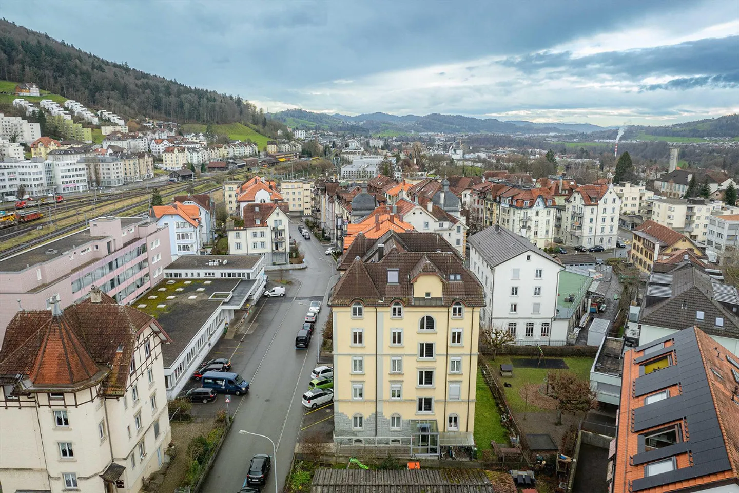 Charmante appartement 4 pièces dans un emplacement central ! - Photo 2 sur 9
