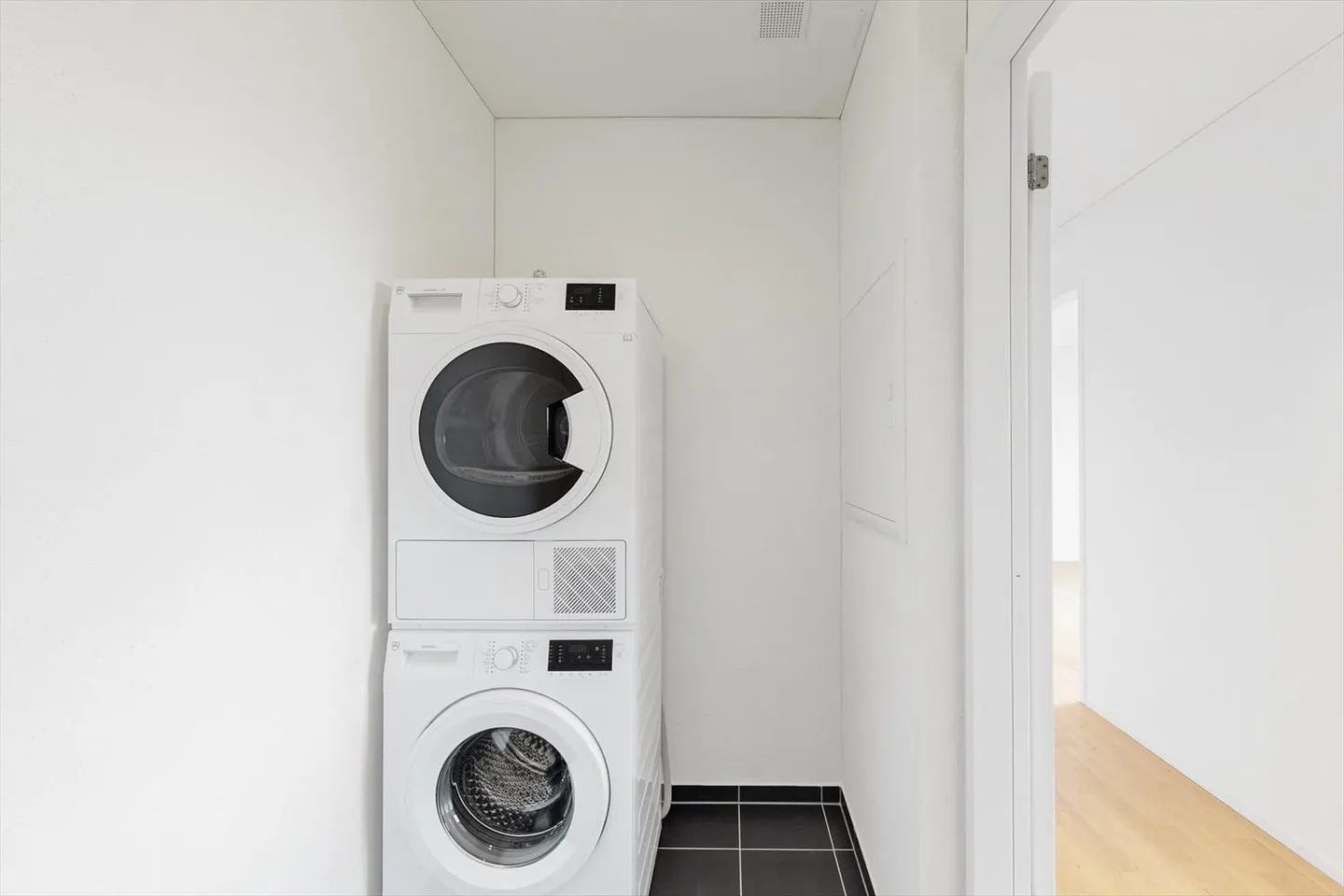 Top modern apartment with "Inhouse" cinema! - Photo 8 of 11