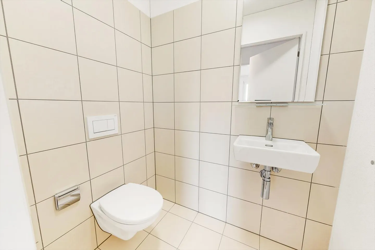 Top modern apartment with "Inhouse" cinema! - Photo 9 of 11