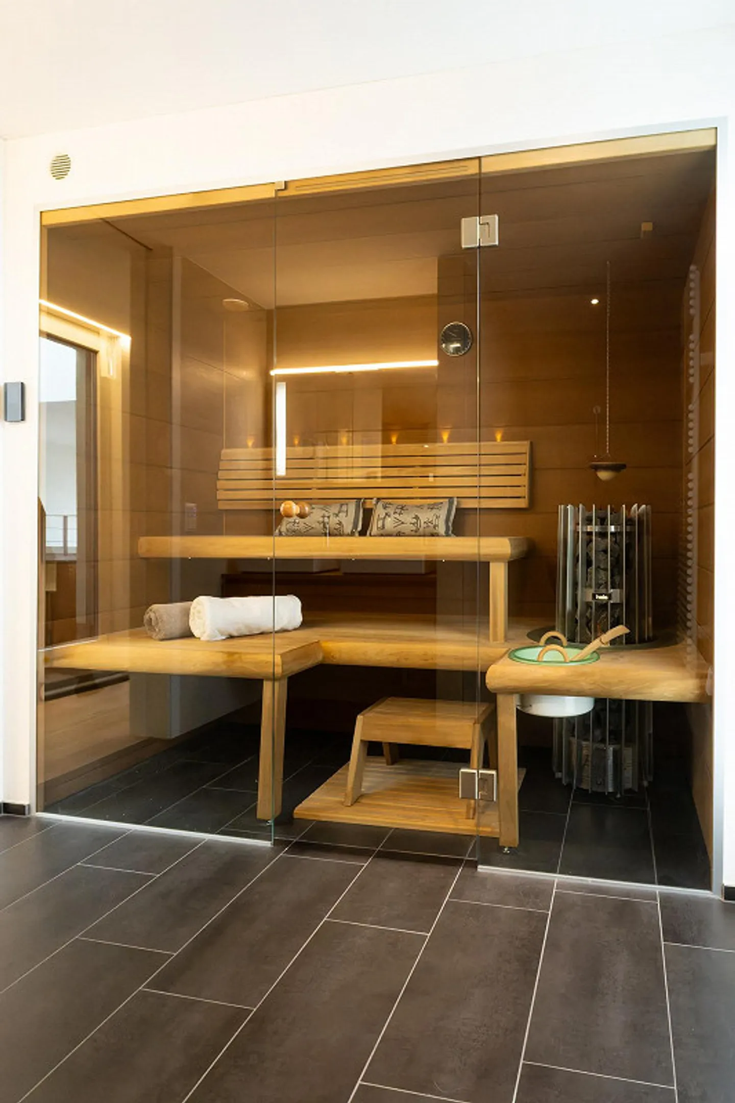 Luxurious 8.5-Room Living Experience with Lake View in Bottighofen - Photo 22 of 26