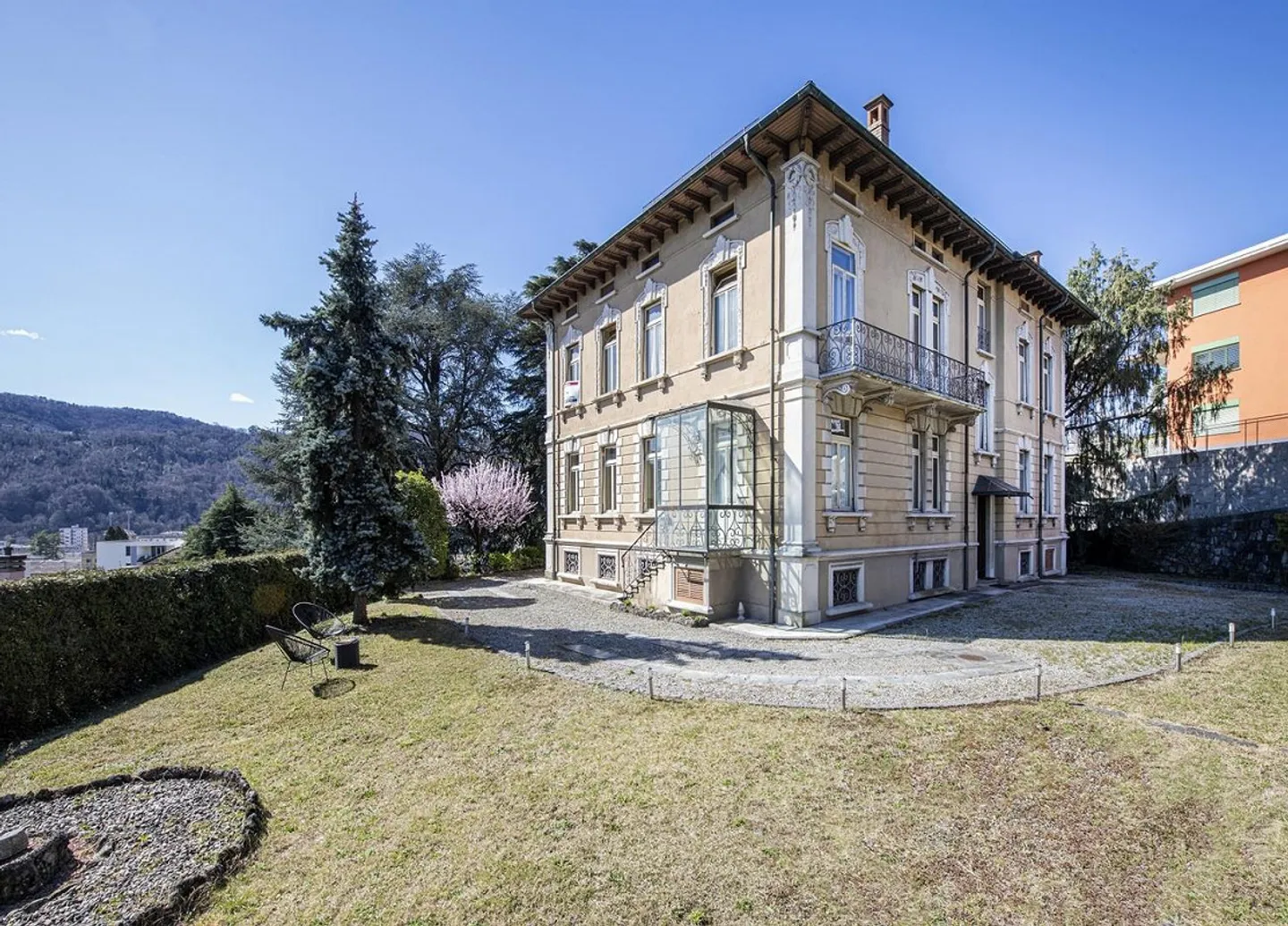 Charmante Villa mit Bauland - Foto 2 von 8