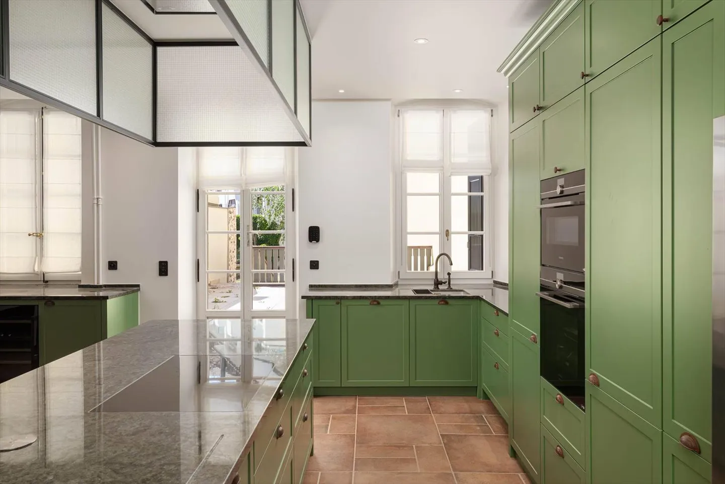 Private hotel in the heart of Nyon - Photo 2 of 6