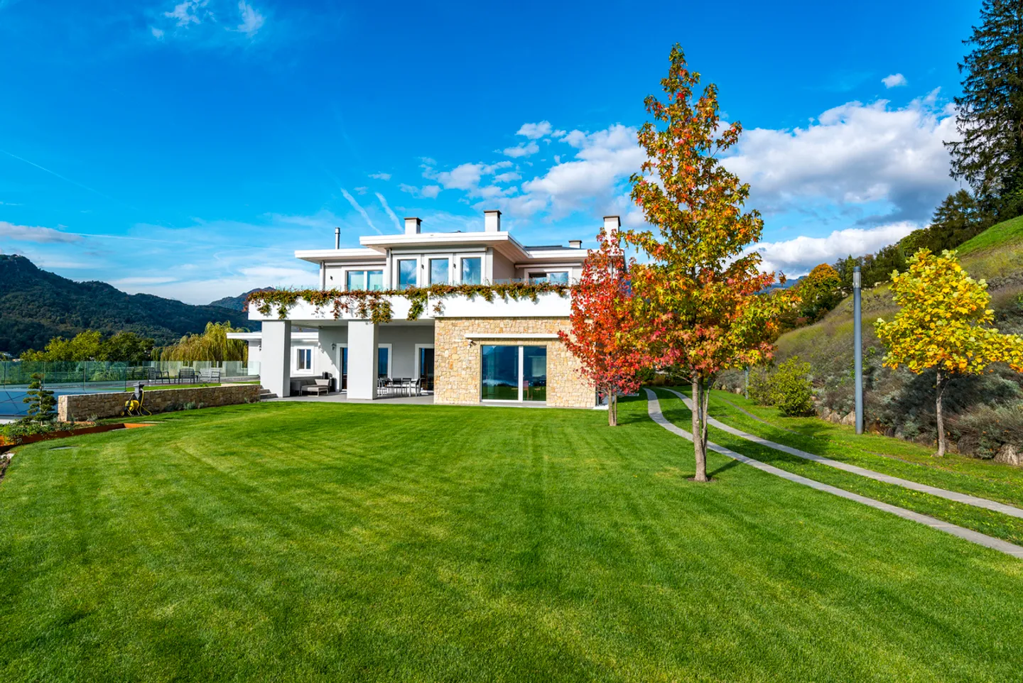 Luxurious villa immersed in greenery - Photo 2 of 13