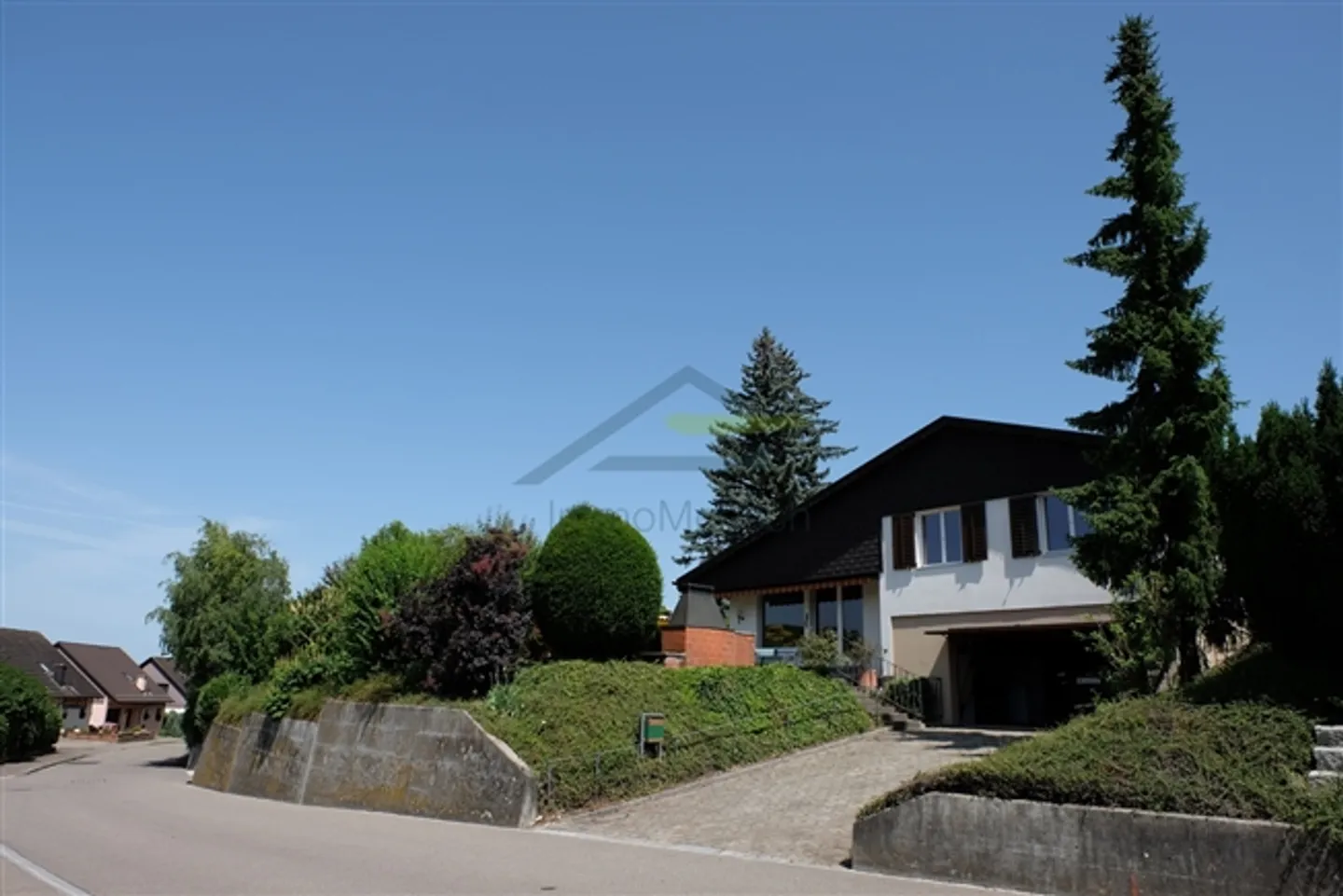 «freistehendes Einfamilienhaus mit grossem Umschwung und Baulandreserve» - Foto 1 von 15