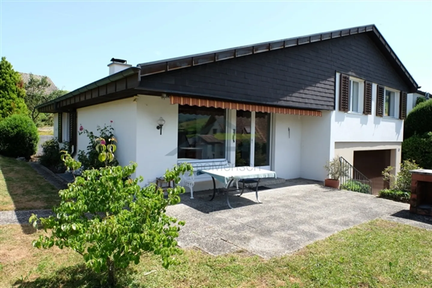 «freistehendes Einfamilienhaus mit grossem Umschwung und Baulandreserve» - Foto 6 von 15