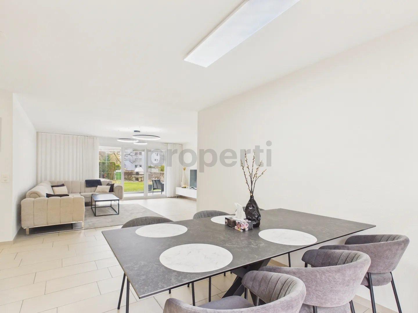 Modern 5.5-room apartment with 290m2 garden in Wetzikon - Photo 2 of 13