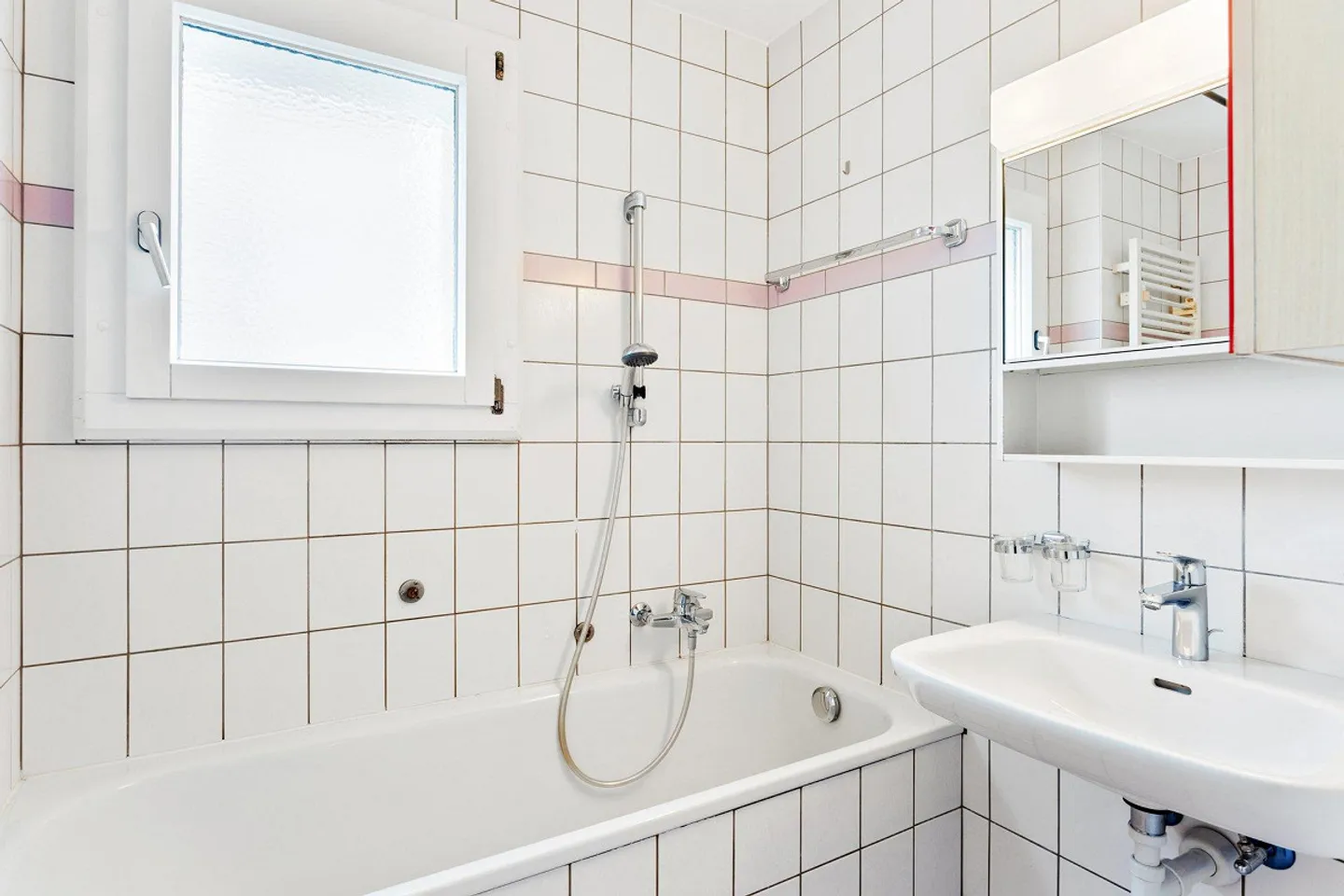 Beautiful apartment close to all amenities - Photo 4 of 7
